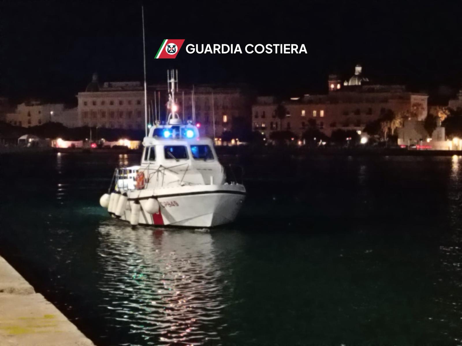 Si fa male a bordo di una nave al largo di Marettimo. Interviene la Guardia costiera di Trapani