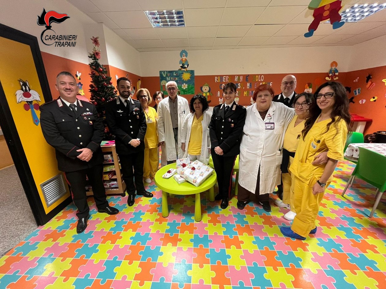 Marsala, visita dei carabinieri ai piccoli del reparto pediatria dell’ospedale