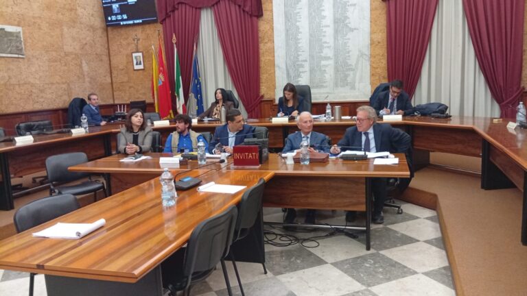 Marsala: Aula “in fiamme” sul caso Asacom, esplode lo scontro in Fratelli d’Italia. La relazione di Grillo non piace