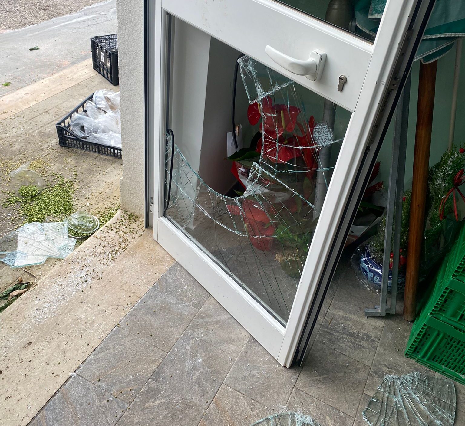 Marsala: “A Strasatti abbiamo paura, in una settimana hanno rubato e danneggiato il mio locale”