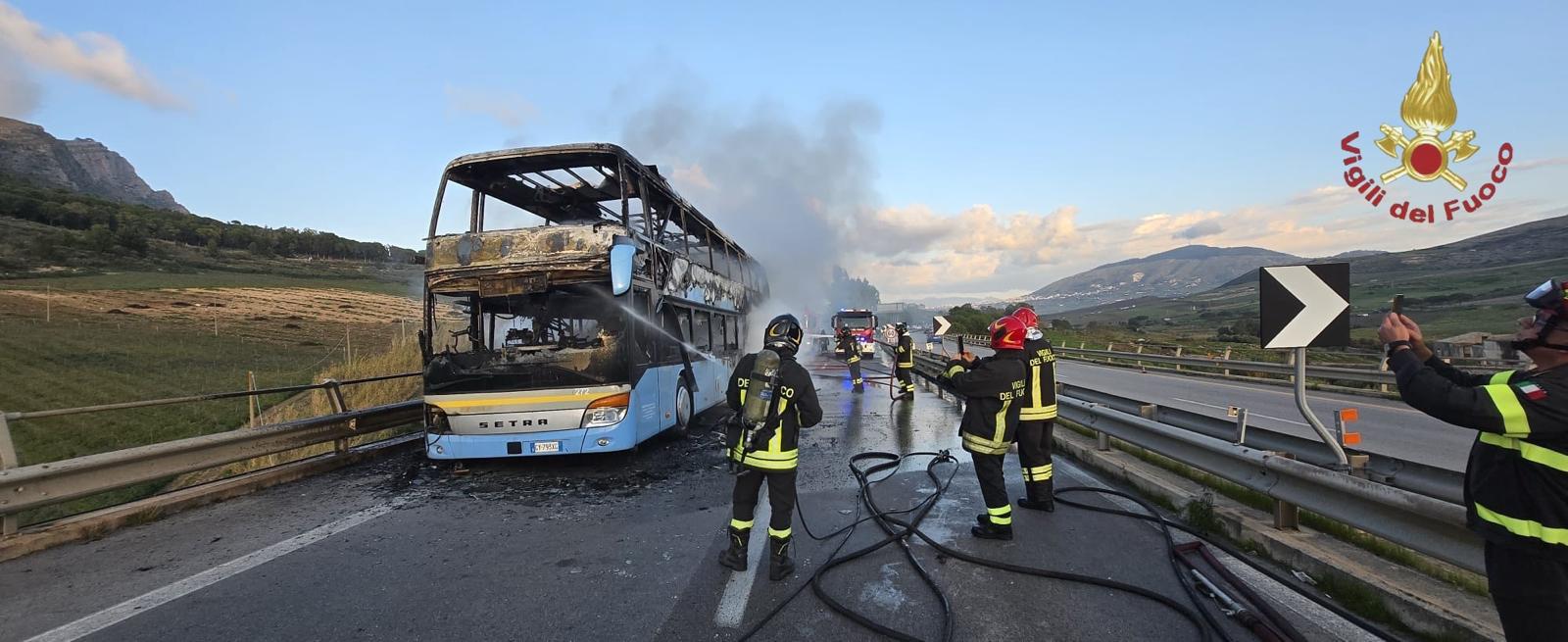 Va a fuoco un grosso pullman sulla A29: mezzo semidistrutto, ma nessun passeggero coinvolto