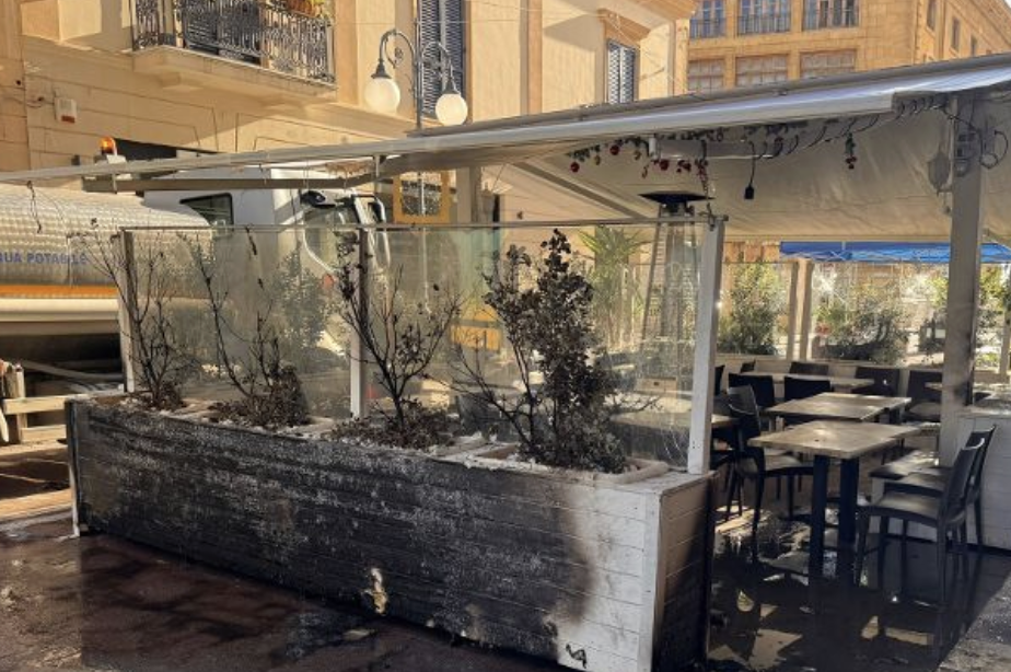 Mazara: fiamme avvolgono il gazebo di un lounge bar del centro