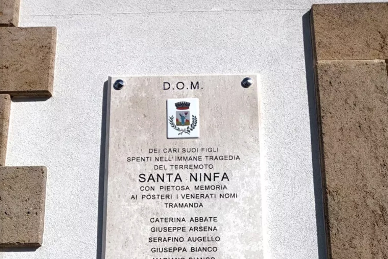 A Santa Ninfa la società operaia non vuole più la lapide dei morti nel terremoto: “Vergogna”