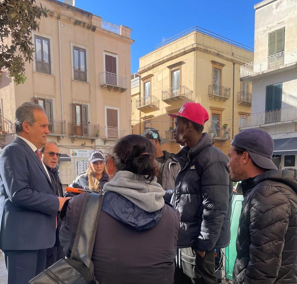 Risse e aggressioni a Marsala, c’è un’ordinanza anti-bivacco sia in centro che in periferia