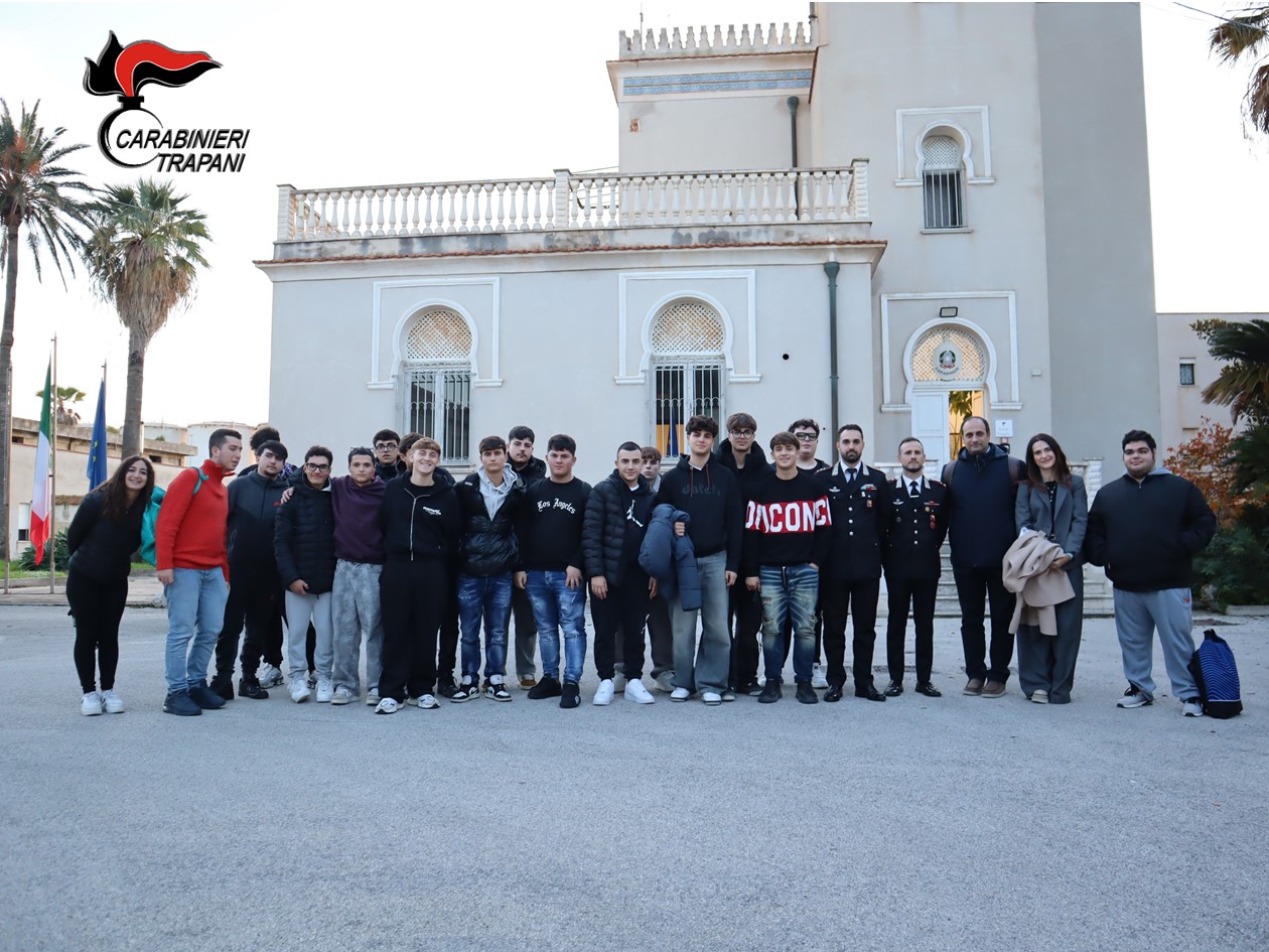Studenti di Castelvetrano in visita alla compagnia dei carabinieri di Marsala
