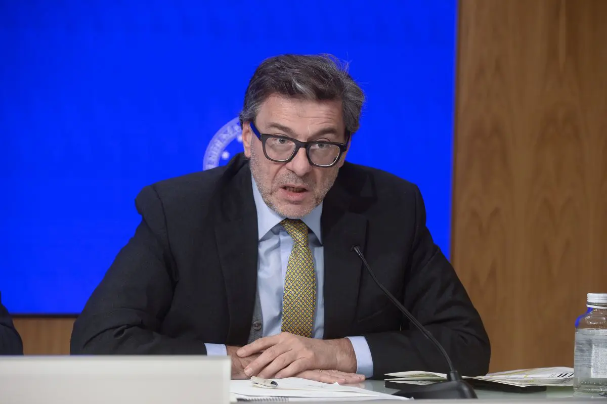 S&P conferma per l’Italia il rating e aumenta outlook, Giorgetti “Lavoro paga”