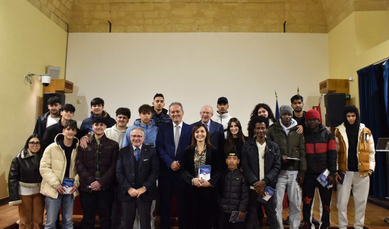 Marsala: consegnata la Costituzione Italiana a neo diciottenni: “Siate cittadini responsabili”