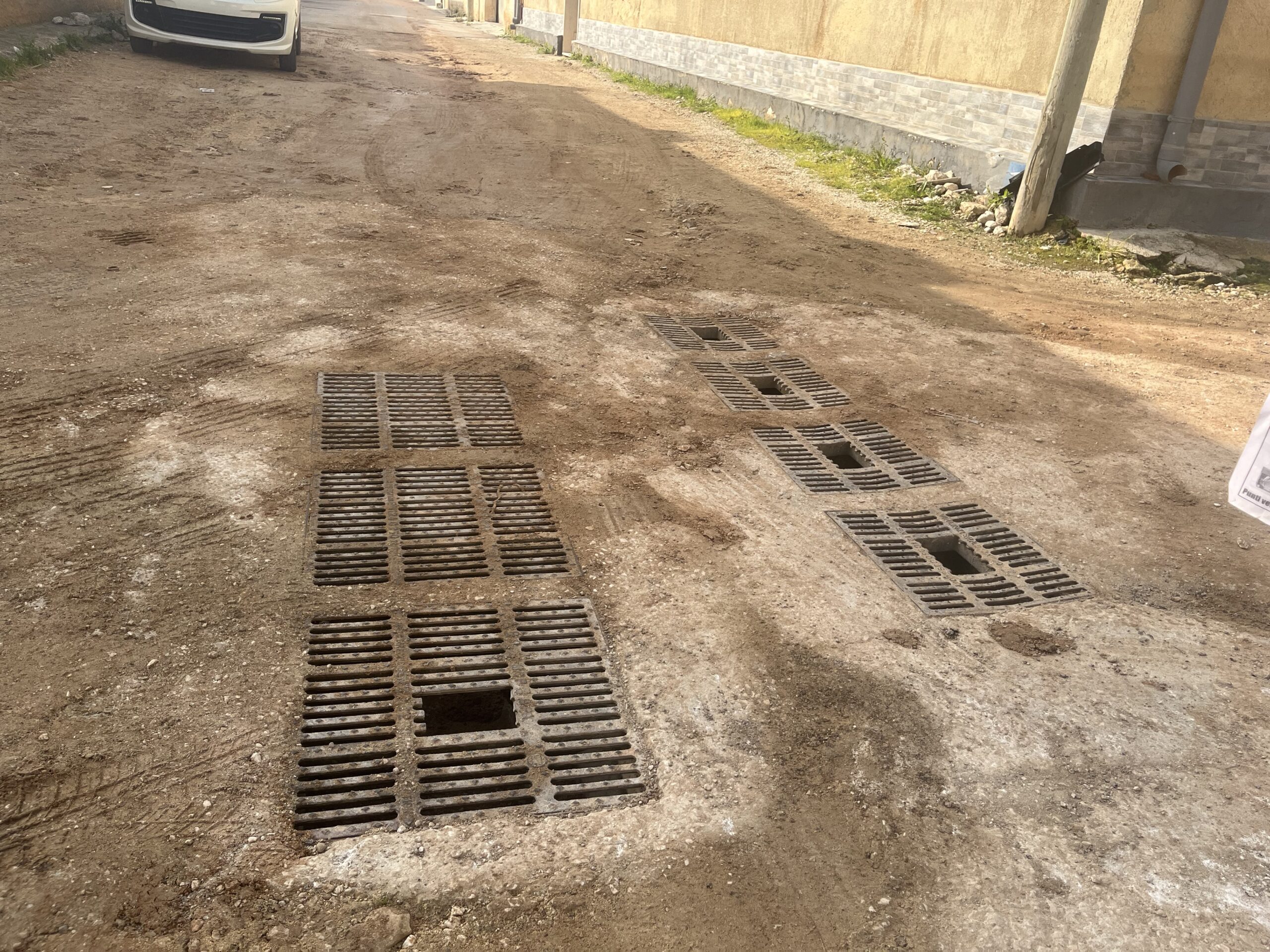 Marsala: a due passi dal centro nè asfalto, nè luce, l’acqua piovana ‘mangia’ le case: “Siamo dimenticati”