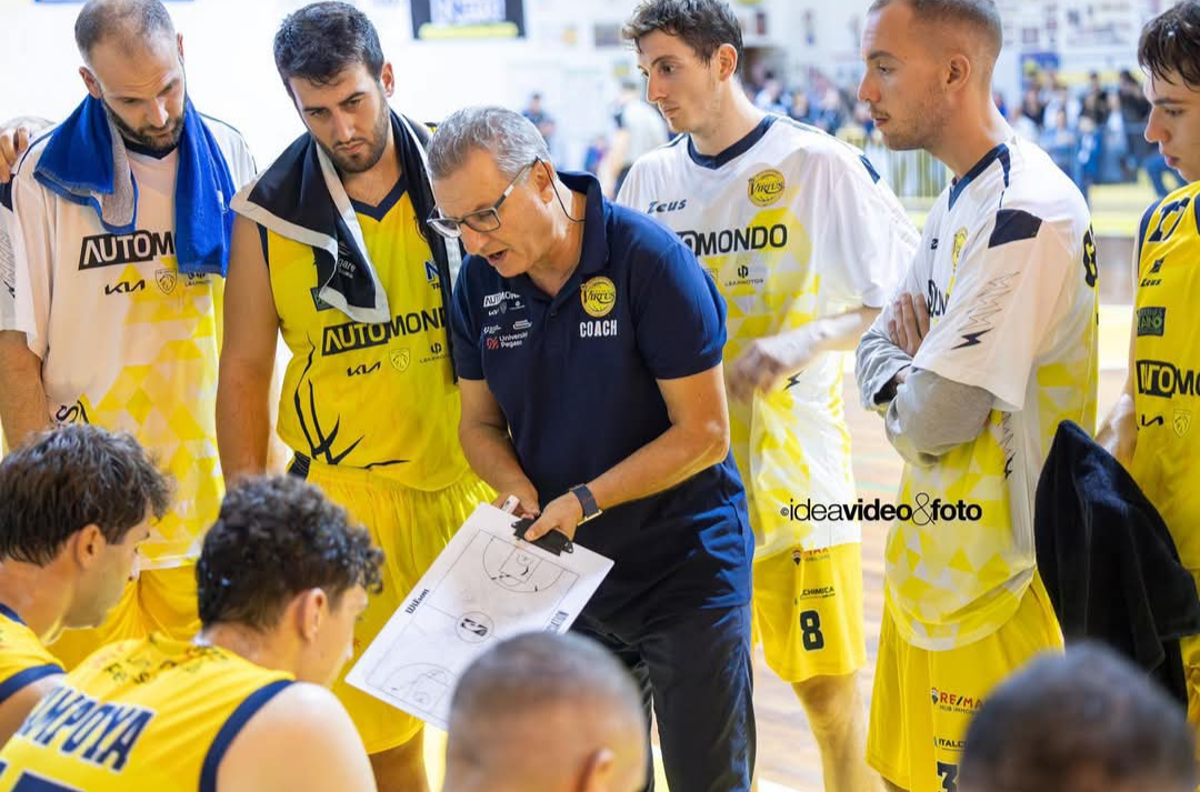 Basket, tifosi mascherati di Palermo assaltano il palazzetto. Gara sospesa tra calci e pugni