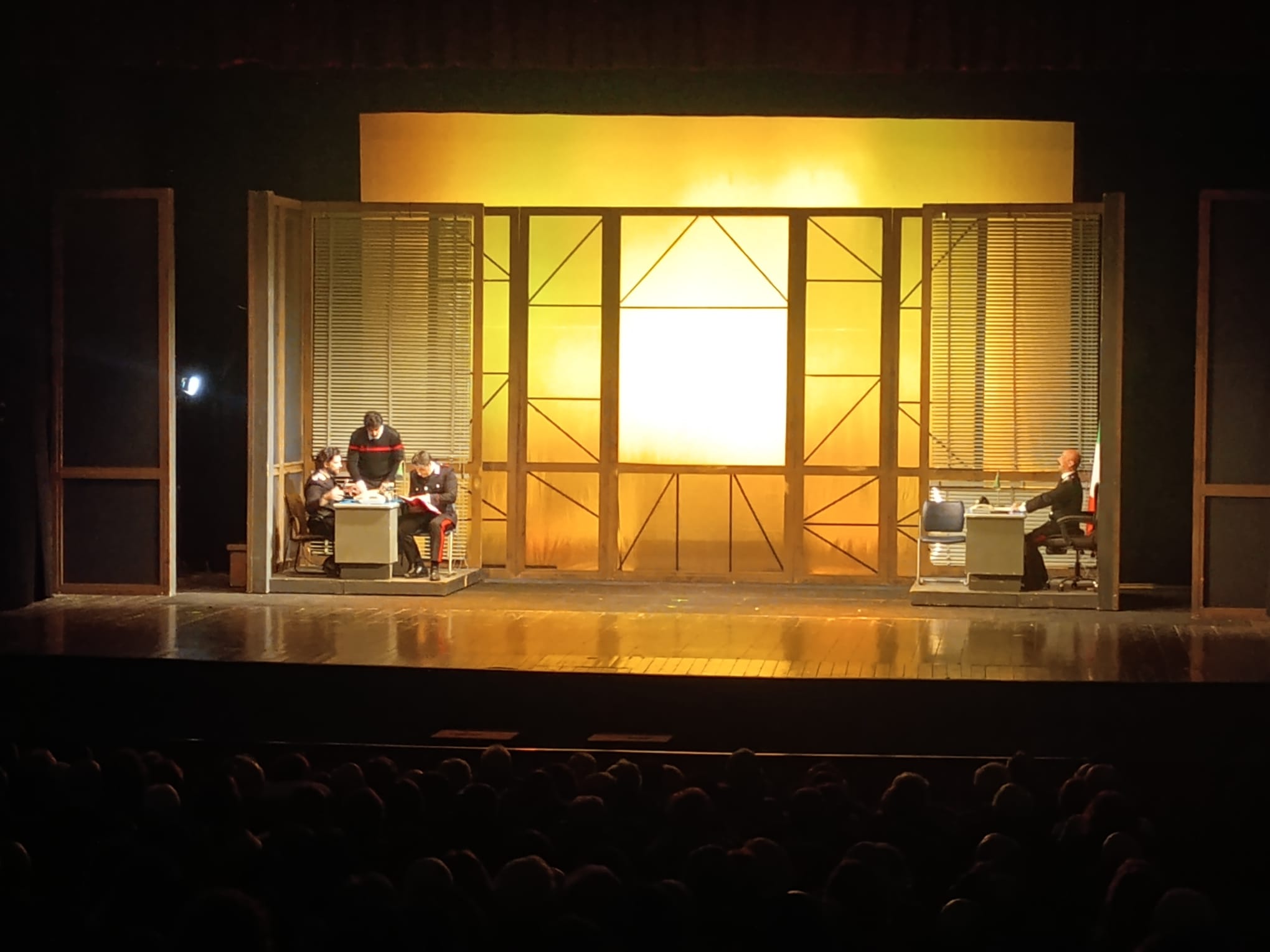 “Minchia Signor Tenente” incanta il teatro Impero: risate, brividi e una standing ovation da ricordare