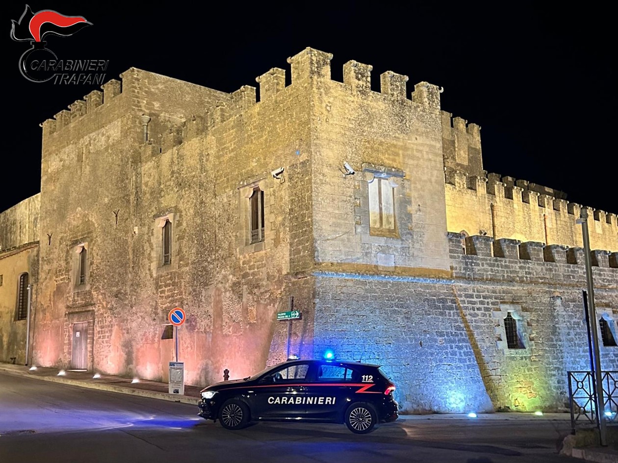 Partanna: importuna i clienti di un locale e poi aggredisce i carabinieri, arrestato un uomo