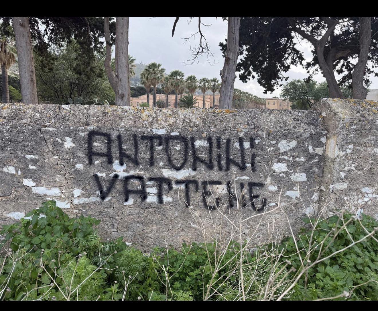 Scritta contro Antonini di fronte la scuola dei figli: “Chat tifoserie con messaggi criminali”