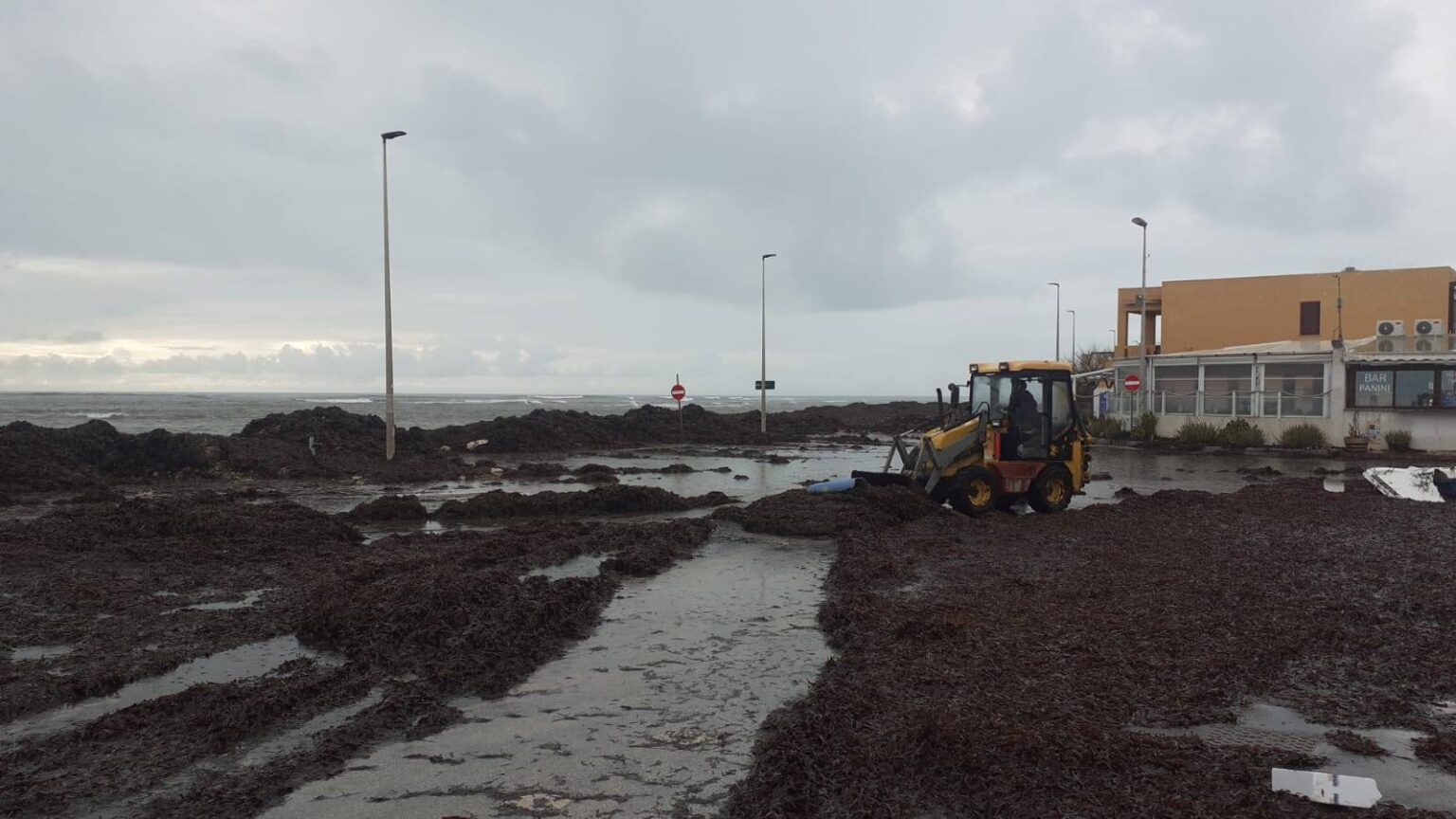 Maltempo Petrosino: in 24 ore il Biscione liberato da alghe e detriti in strada