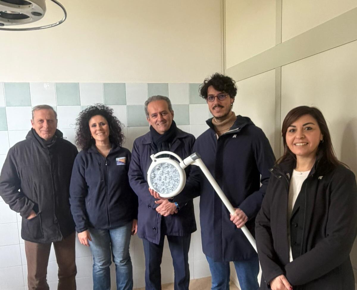 Marsala virtuosa nel riciclo del vetro, la Sarco dona lampada per la sala operatoria del Canile