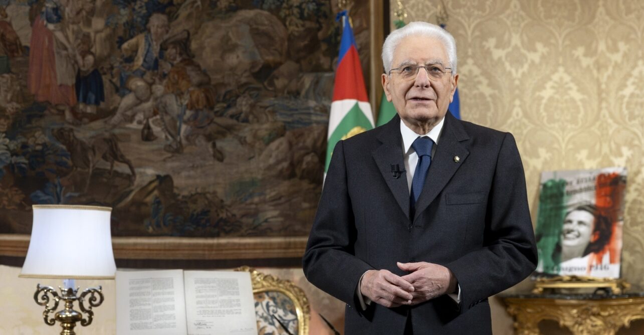 Il discorso di fine anno di Mattarella e gli 80 anni della Repubblica: “Nessuno ostacolo è più forte della nostra democrazia”
