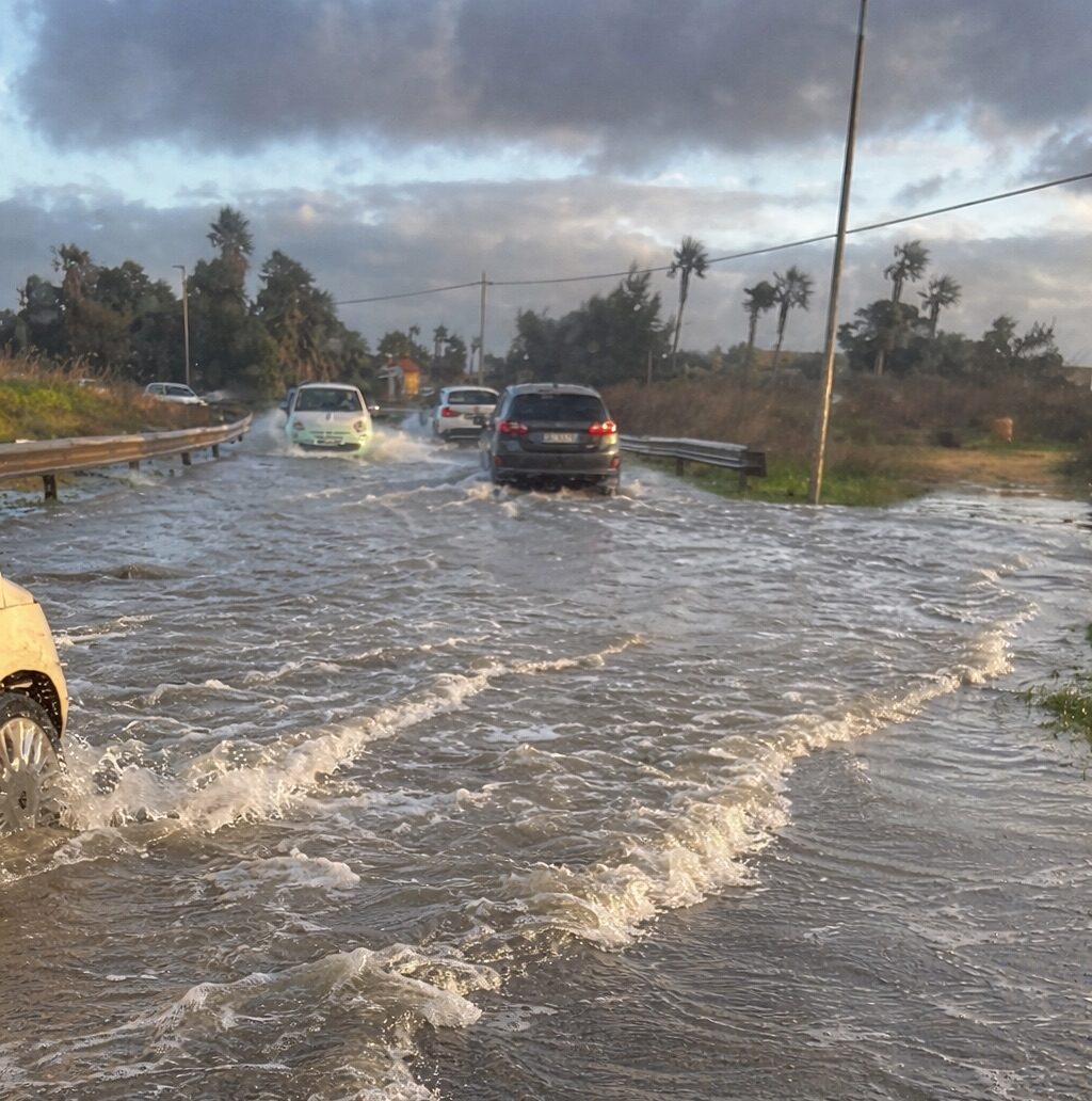 Strade come fiumi e detriti, pericoli sul Lungomare di Marsala
