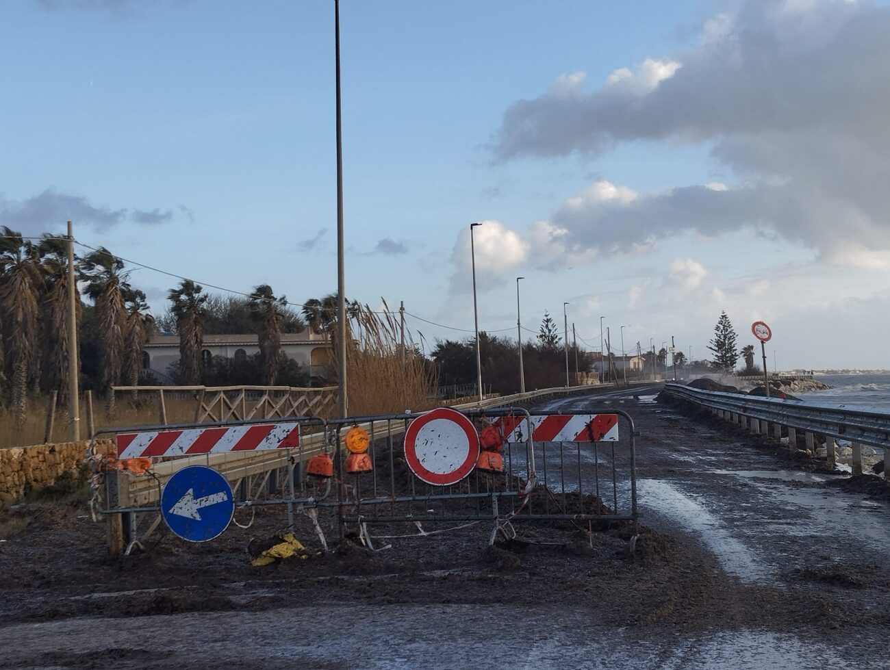Marsala: mareggiata lato sud, strada piena di alghe e impraticabile