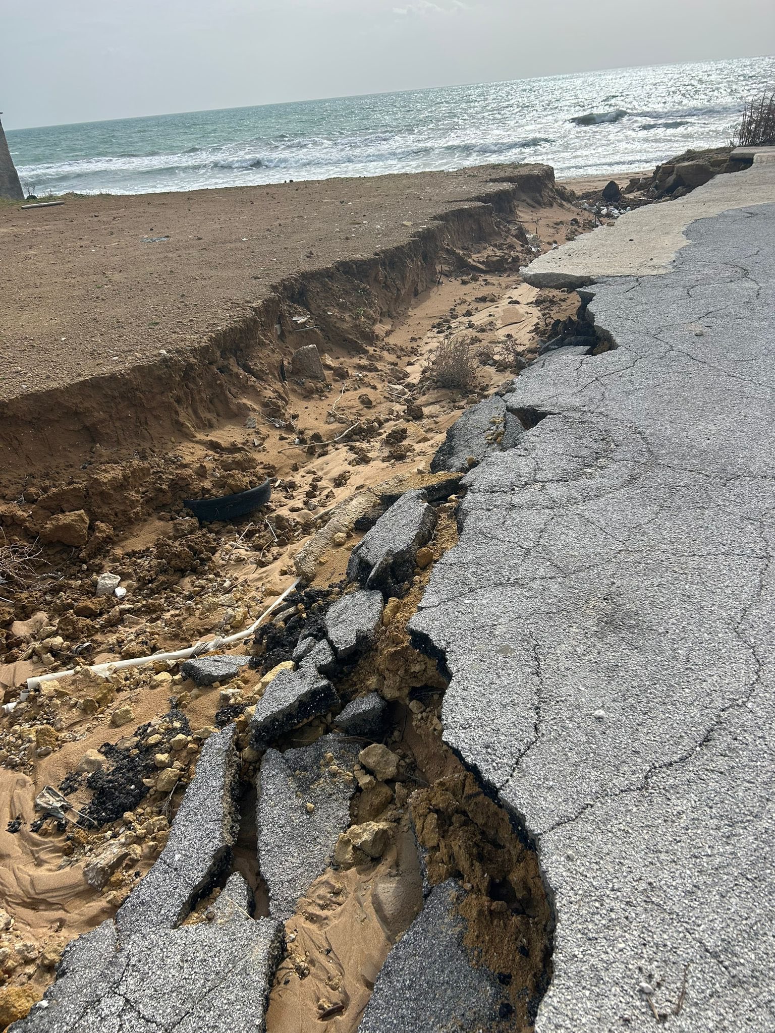 Maltempo, la costa di Triscina danneggiata, strade spaccate in due