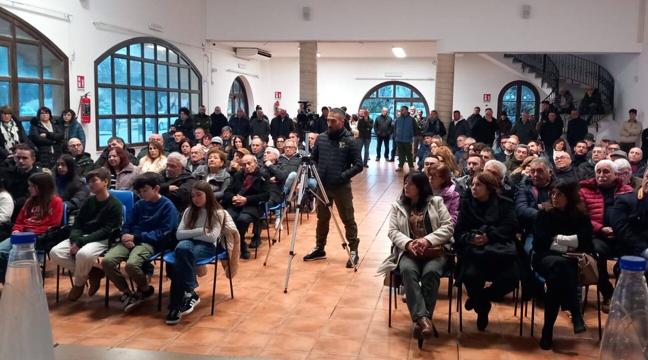 Assemblea cittadina a Petrosino: al centro acqua, rifiuti, casse dell’Ente