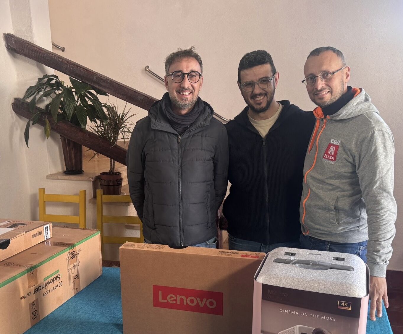 La Fillea Cgil dona al Borgo Blu di Mazara un proiettore con computer