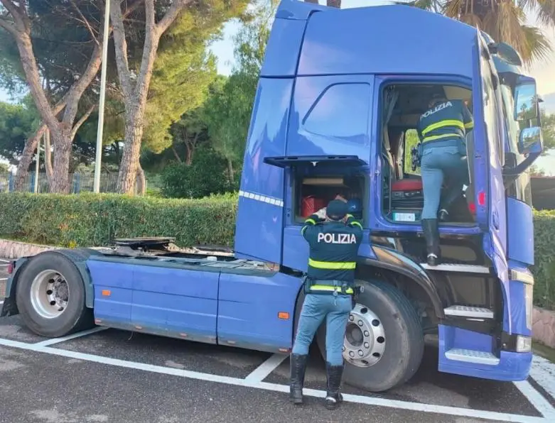 Trasportava 15 kg di cocaina nascosti nel tir, arrestato sulla Messina-Catania un autotrasportatore 52enne