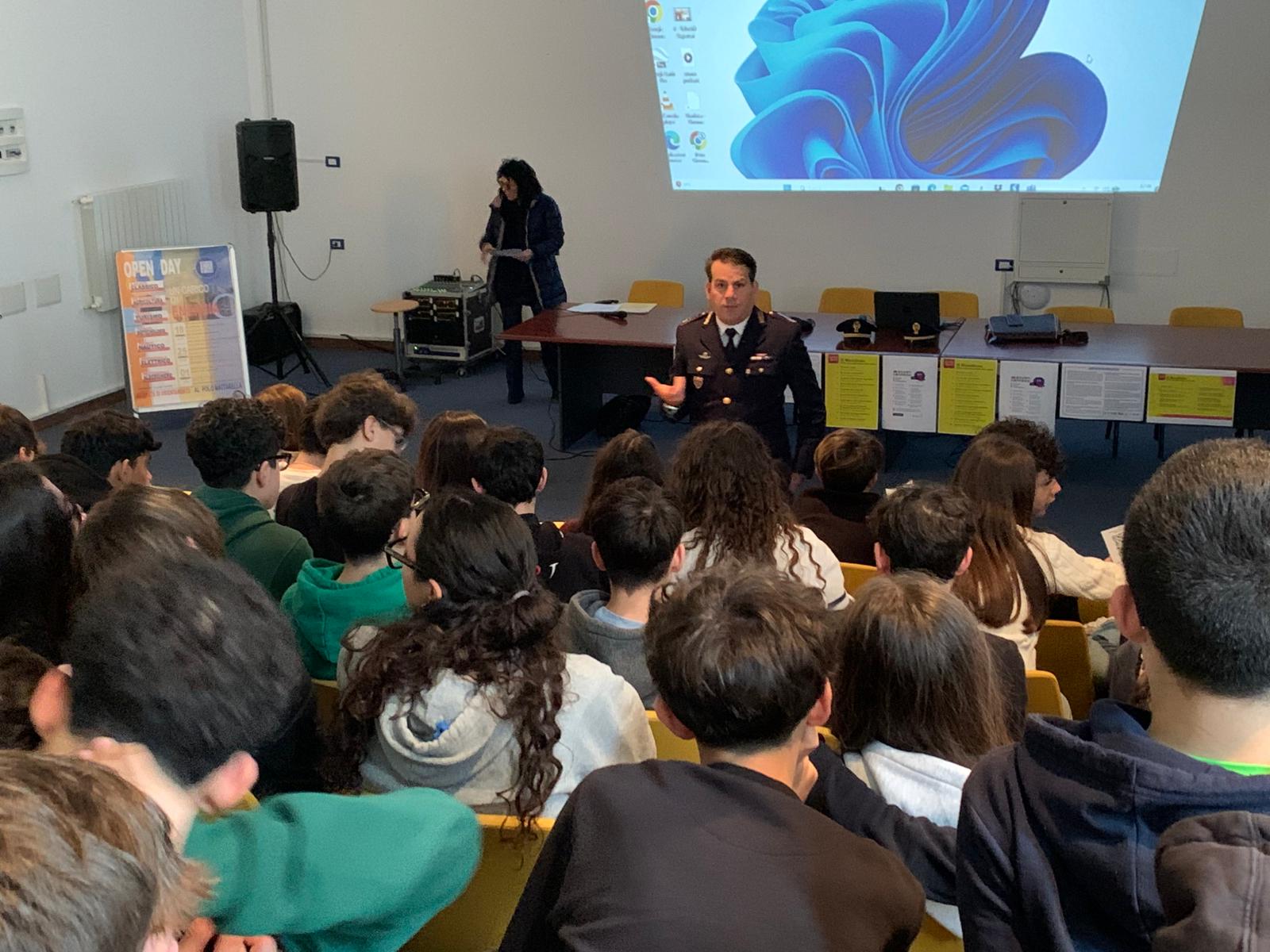 Cyberbullismo, la Polizia dialoga con gli studenti di Alcamo