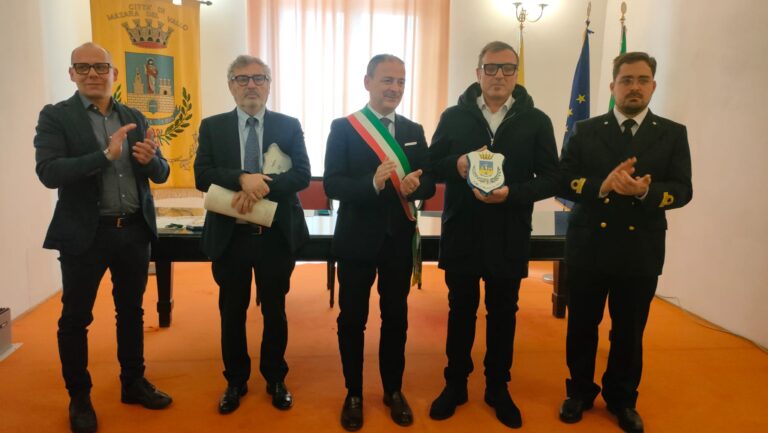 L’abbraccio di Mazara agli uomini del Regina e del Boccia per il salvataggio in mare