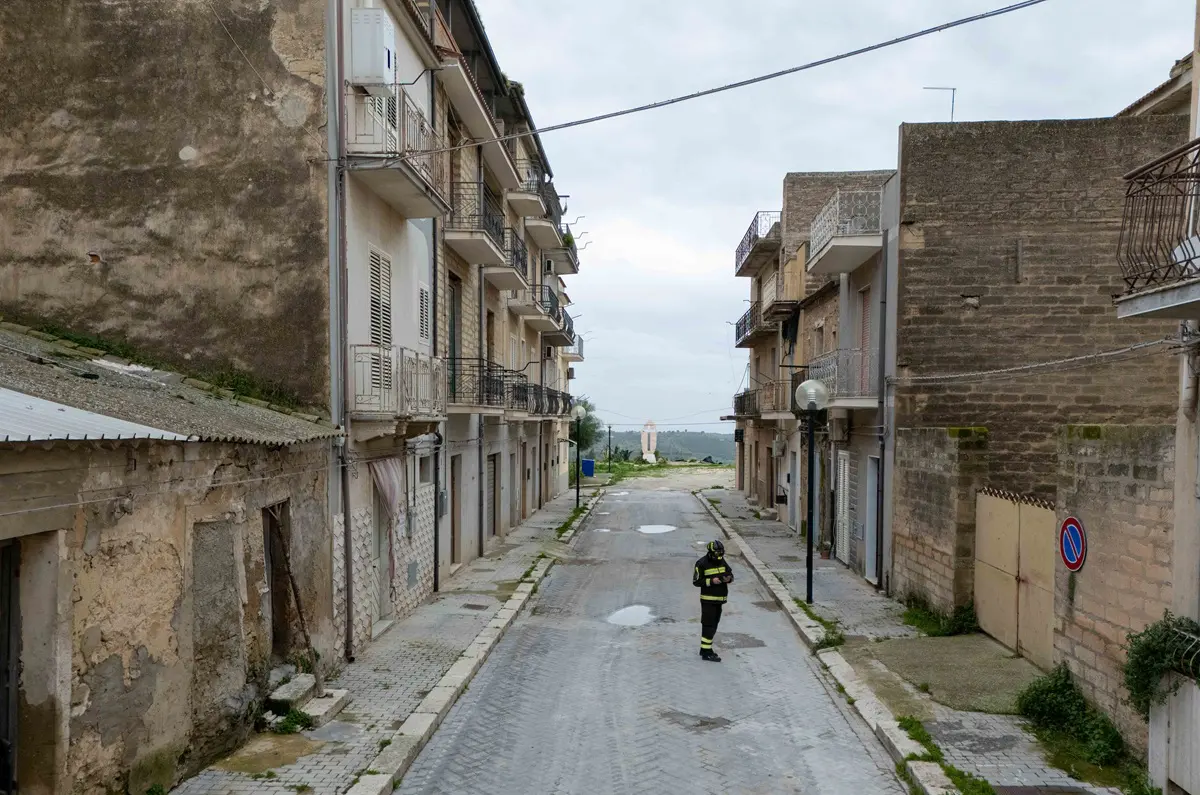 Frana di Niscemi, crolla la croce simbolo della resistenza. Il sindaco “Il nostro cuore è più pesante”