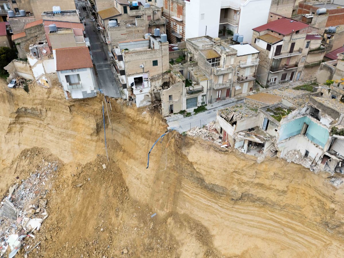 Niscemi, vigili del fuoco a lavoro per entrare nella fascia rossa tra 10 e 50 metri dal fronte della frana