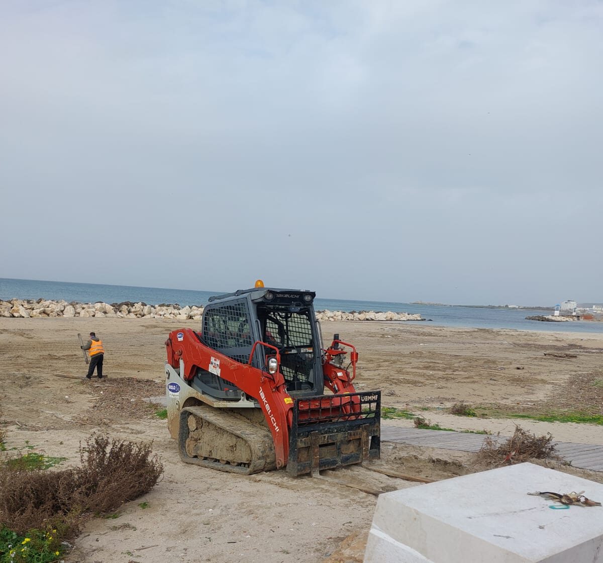Trapani dopo il ciclone Harry: lavori sulle pedane della “spiaggia accessibile”