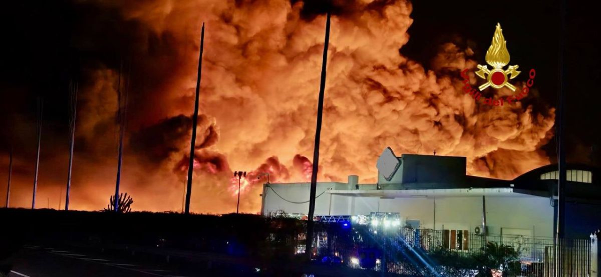 A Campofelice di Roccella vasto incendio ad un impianto di trattamento di rifiuti di plastica / Video