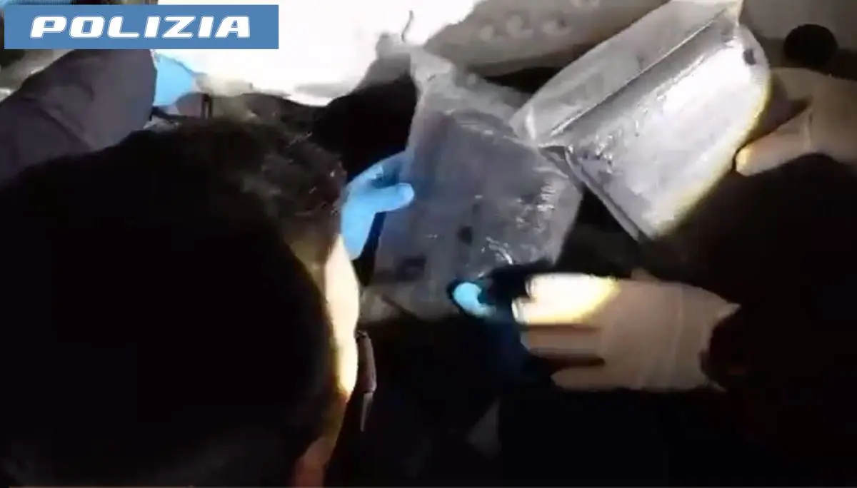 Aveva 4 chili di cocaina nascosti in macchina, arrestato un 35enne a Catania / Video