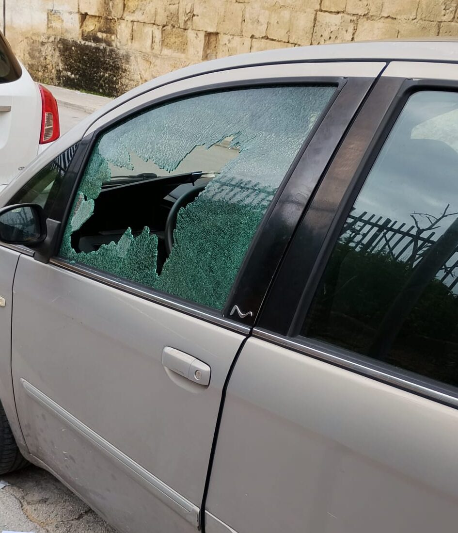 Marsala: rotti i finestrini delle auto in alcune vie del centro urbano. VIDEO