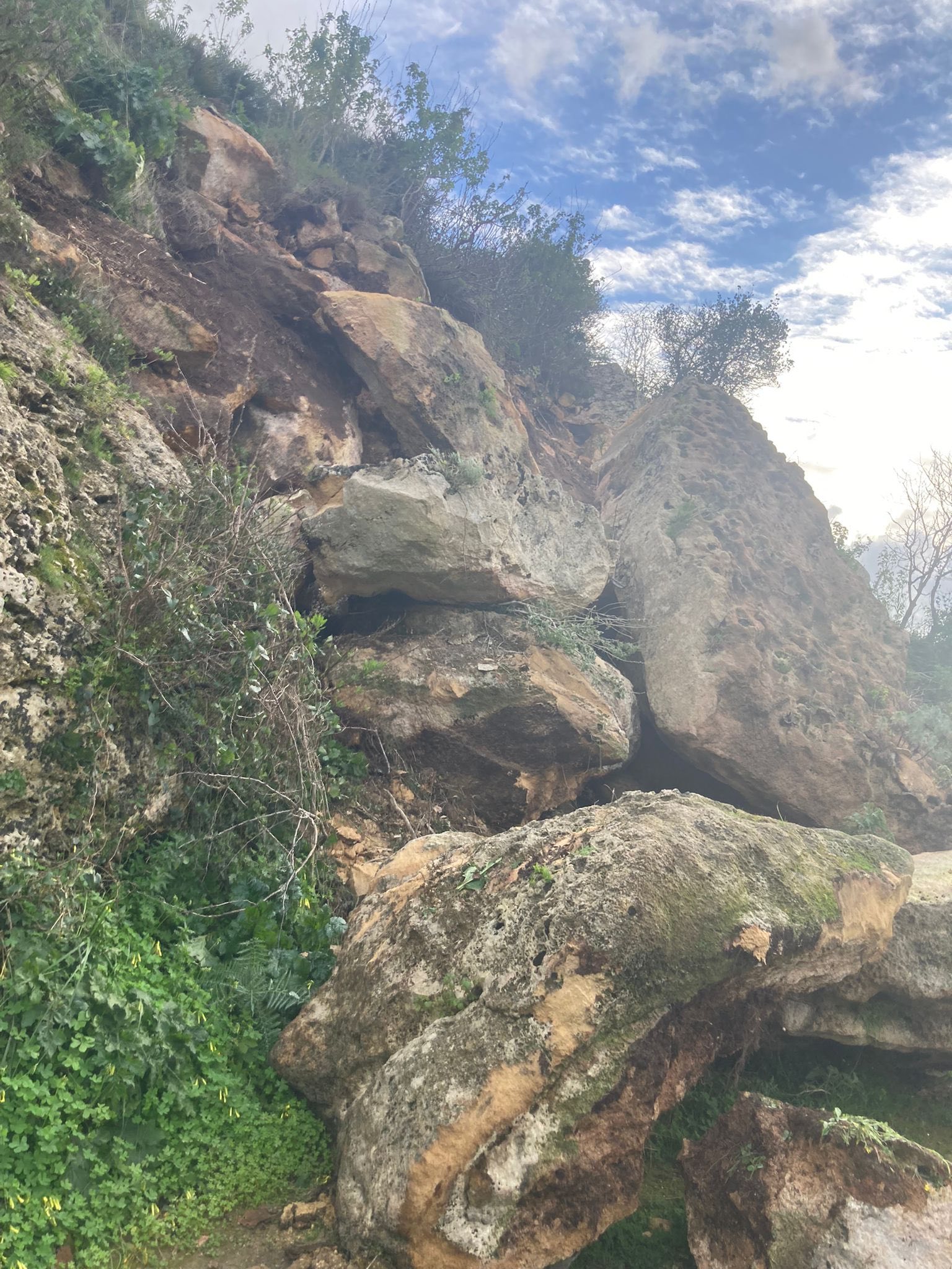 Mazara: rottura della condotta idrica di contrada Fiumara per caduta massi