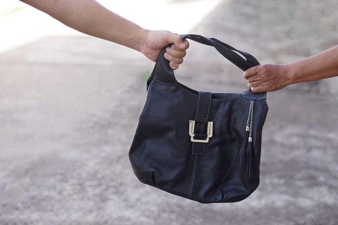 Mazara: ruba una borsa in chiesa, denunciata 34enne