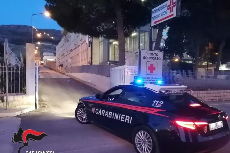 Scortata dai Carabinieri in ospedale, donna partorisce in auto a Trapani