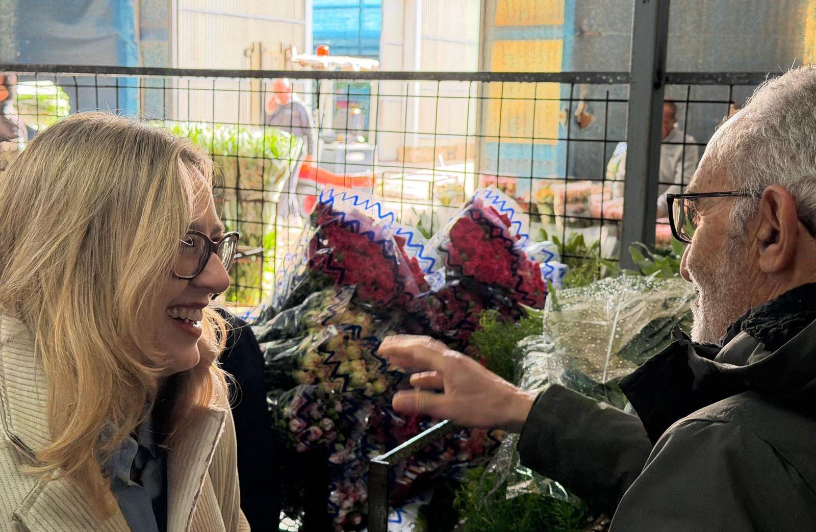 Marsala, la candidata sindaca Andreana Patti visita il mercato dei fiori: “Leva al centro del Mediterraneo”