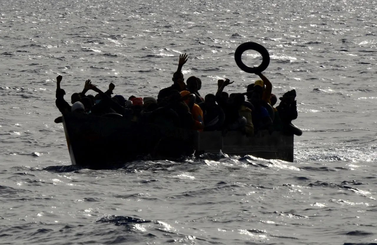 Naufragio al largo di Lampedusa: 64 migranti tratti in salvo, disperso un bimbo di 2 anni
