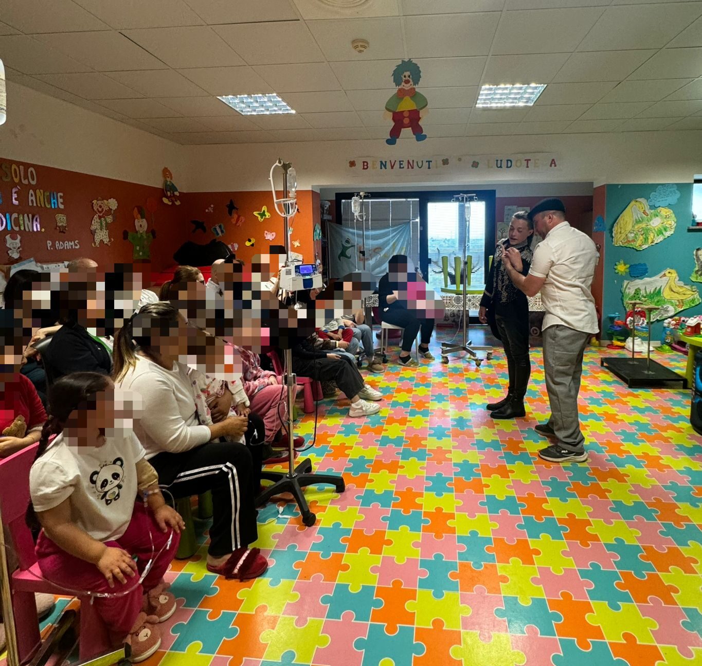 Il Madagascar Circus in visita alla Pediatria di Marsala