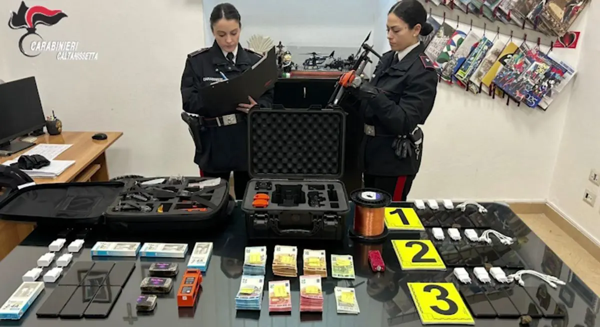 Sventato un rifornimento di droga e cellulari in carcere, 3 persone in manette a Caltanissetta