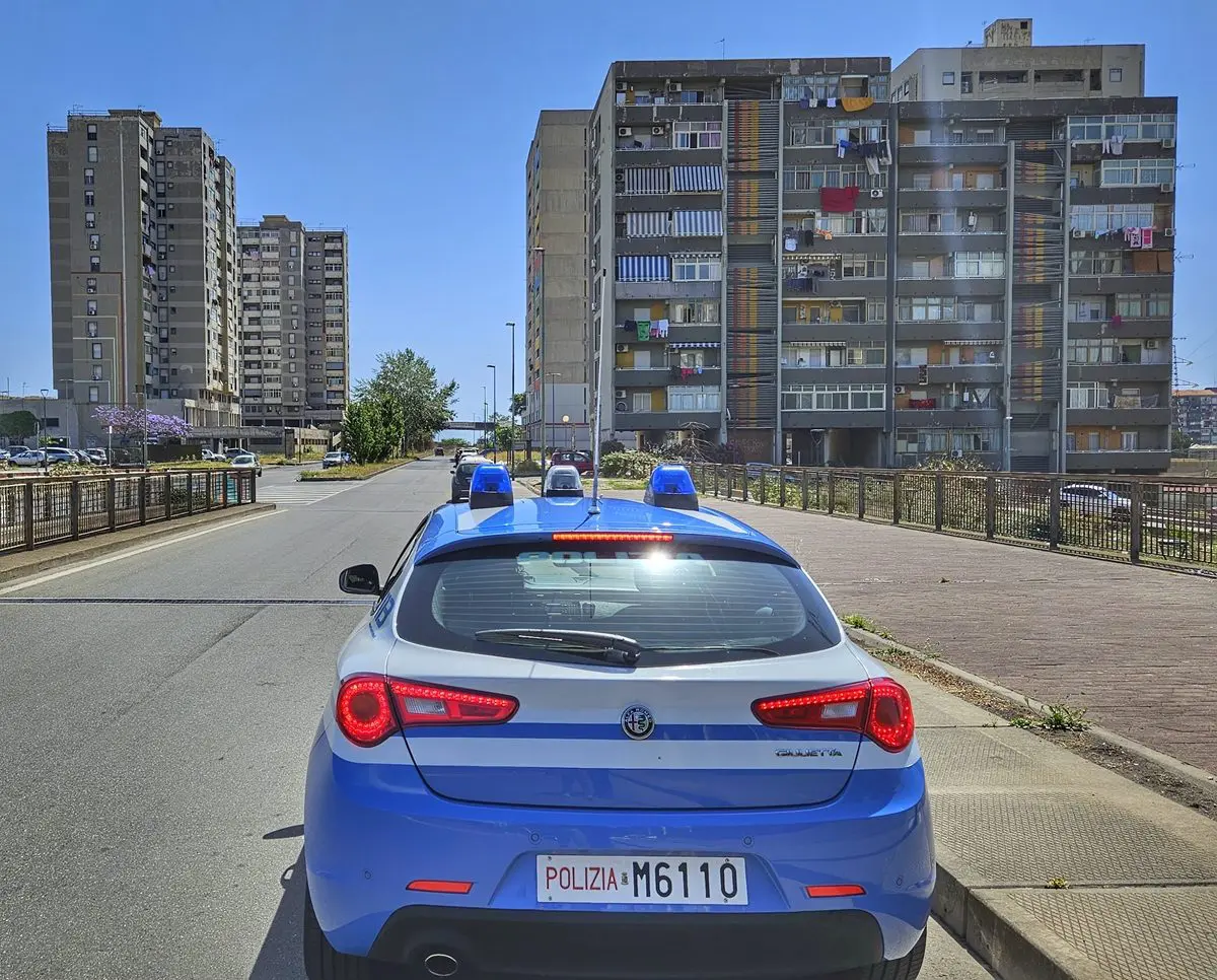 Minaccia madre e sorella con una mazza da baseball per ottenere soldi per la droga, un arresto a Catania