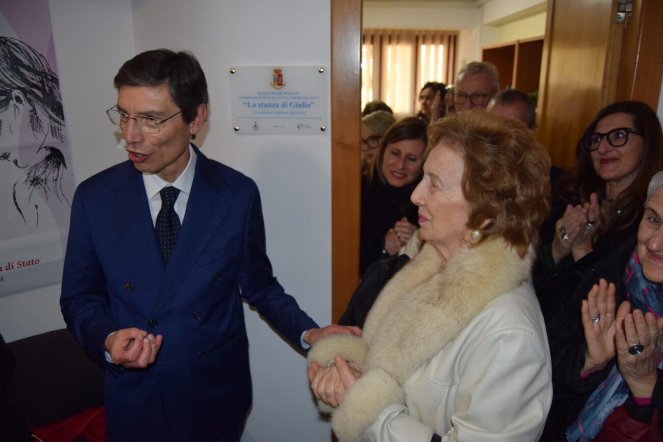 A Castellammare la Polizia inaugura “la Stanza di Giulia” con Franca Viole per le vittime di violenza