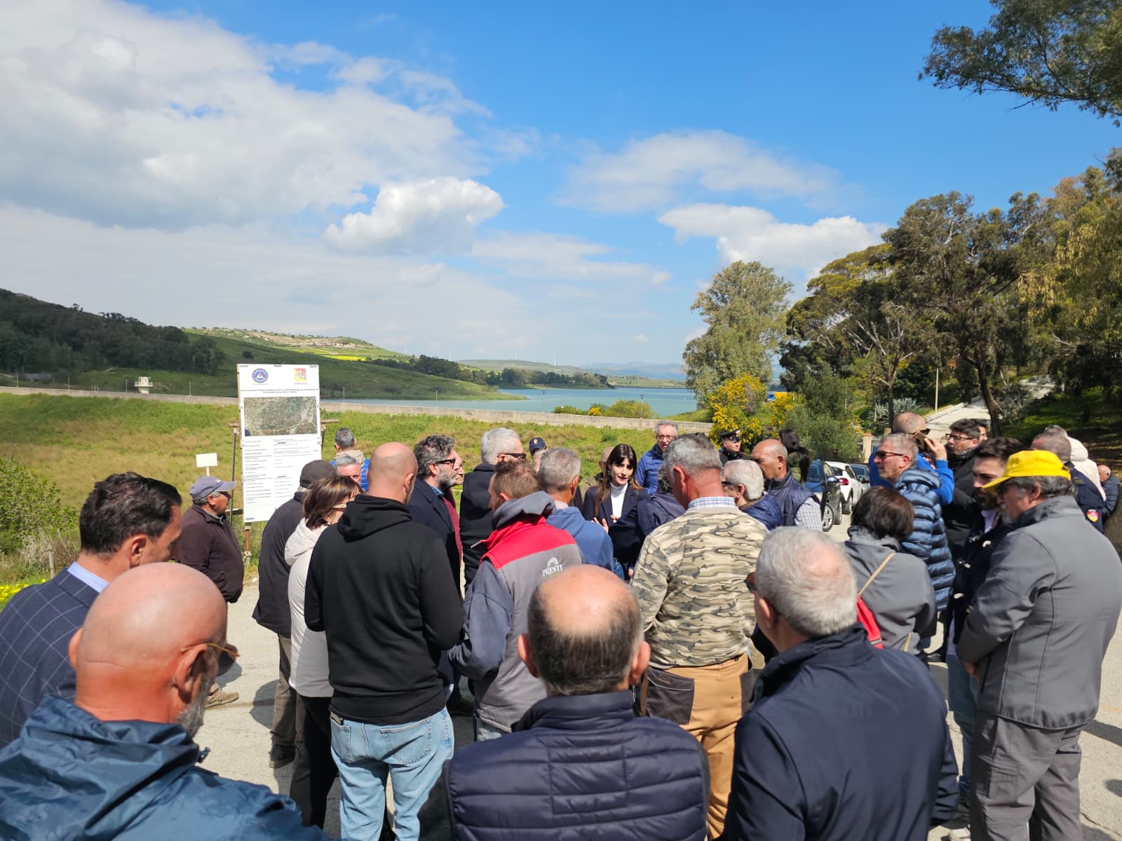 Diga Trinità, agricoltori trapanesi in protesta: “Basta sprechi, l’acqua non può finire in mare”