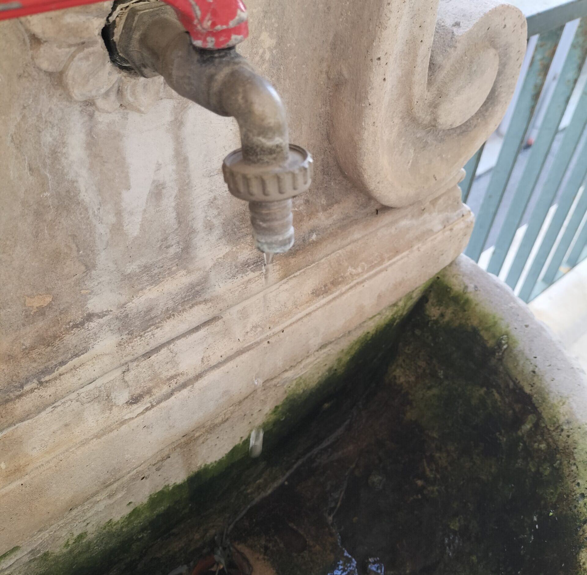 Marsala, rubinetto perde da mesi al cimitero nuovo: “Spreco d’acqua”