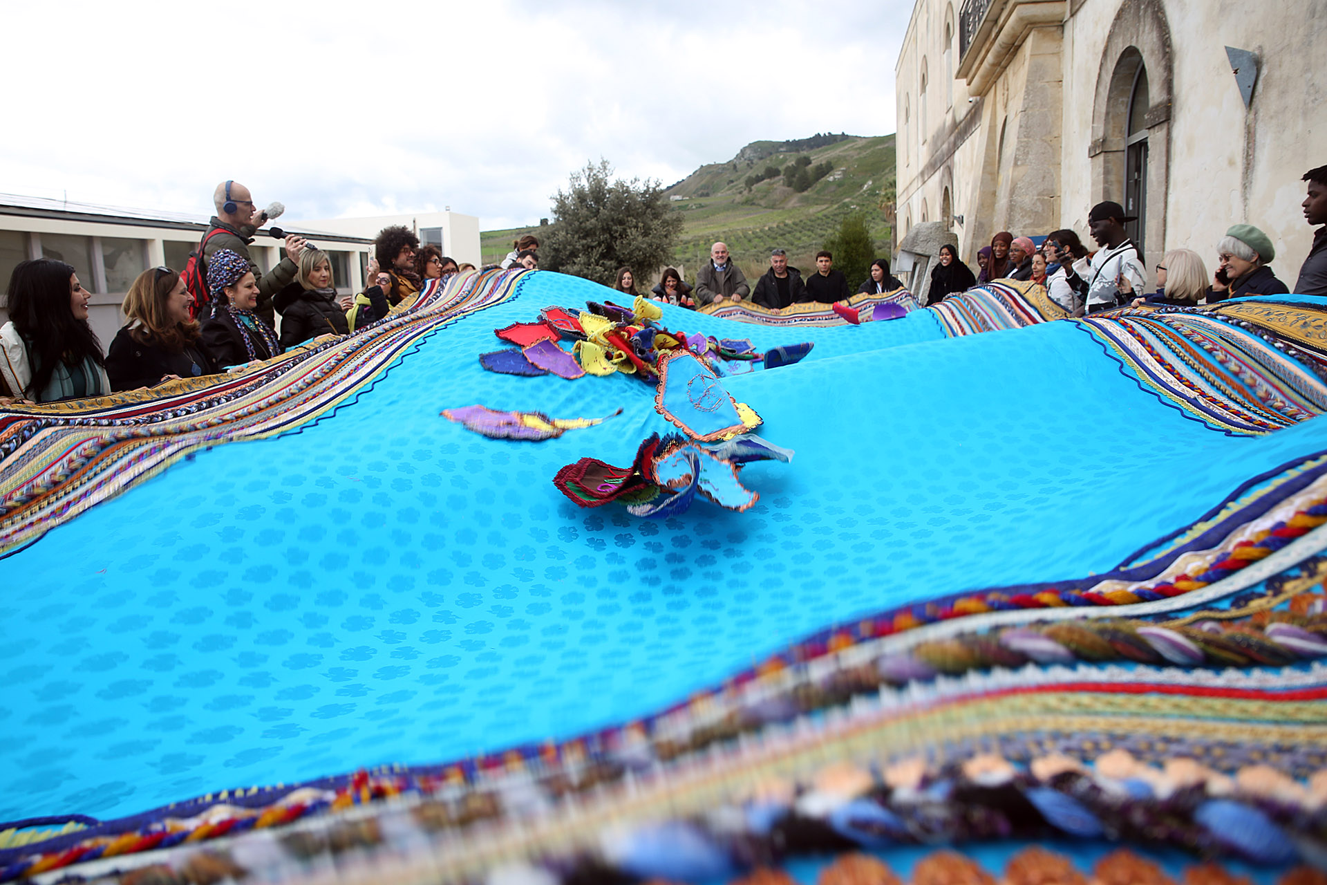 Migranti dei Centri Sai di Vita e Marsala tessono l’arazzo della pace a Gibellina