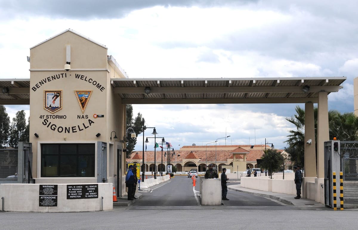 Crosetto ha negato agli Stati Uniti l’uso della base di Sigonella. Palazzo Chigi: “Rispettiamo i trattati”