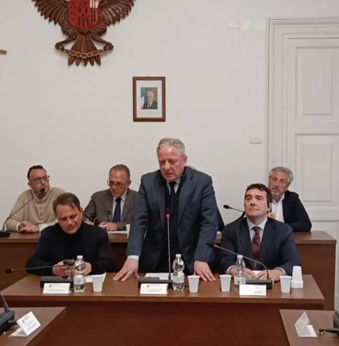 Anci Sicilia a Niscemi “Il nostro abbraccio al Comune, stop Imu e Tari per i cittadini colpiti dalla frana”