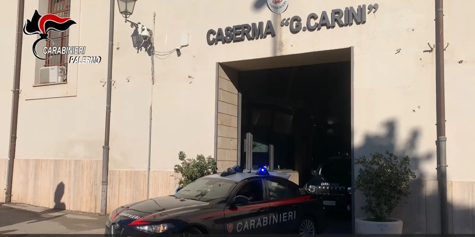 A Palermo arrestati due corrieri della droga, Carabinieri sequestrano hashish e armi / Video