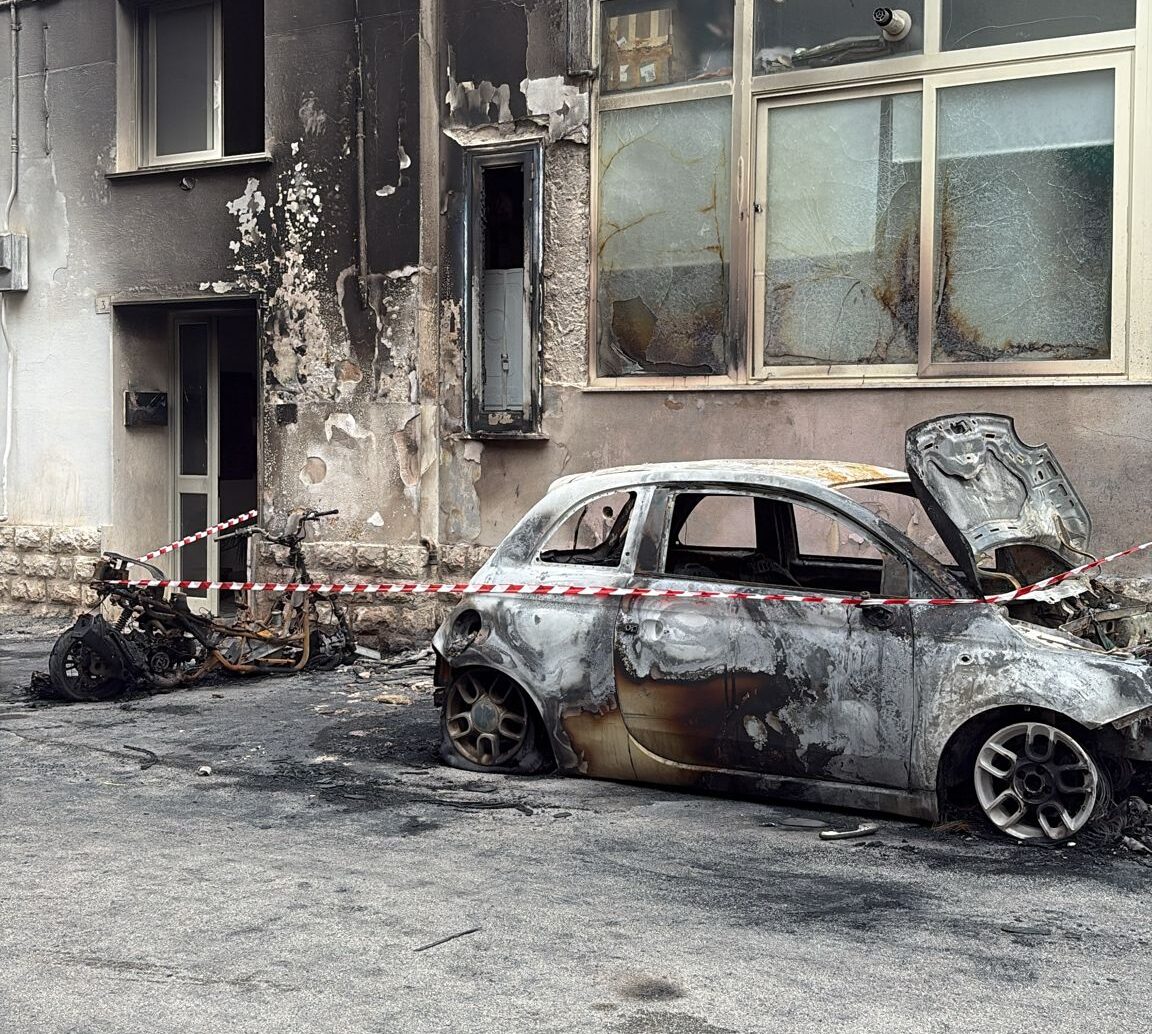Marsala: auto a fuoco, fiamme invadono la facciata di una palazzina