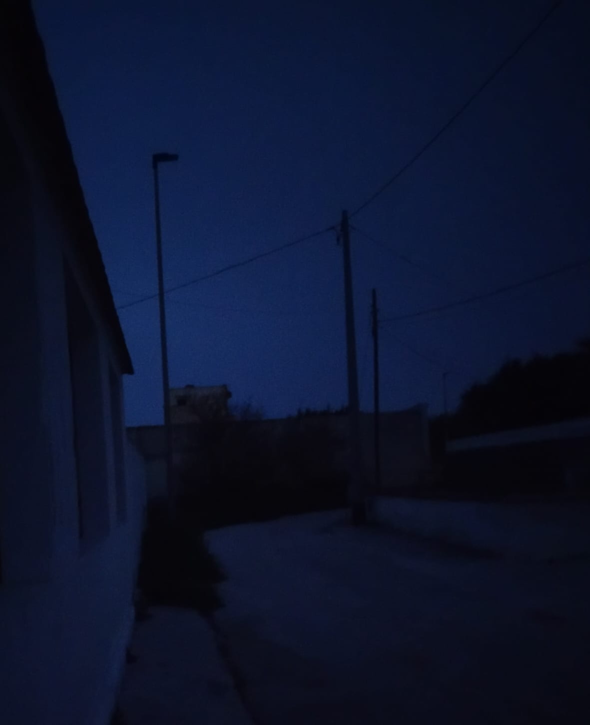 Marsala: “Strade rotte e al buio in contrada Giunchi e la strana anomalia dell’illuminazione pubblica”